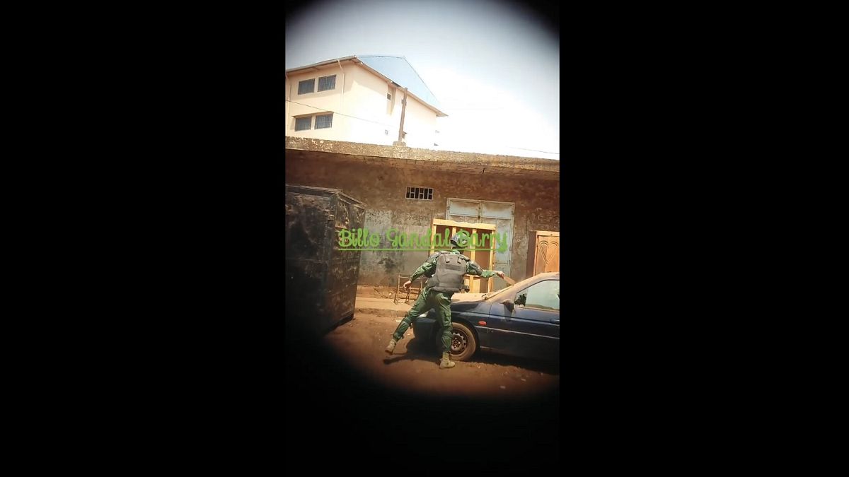 أحد عناصر حفظ النظام في غينيا يخرب سيارة