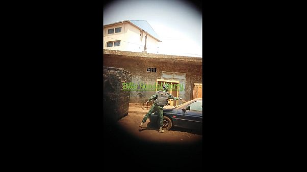 أحد عناصر حفظ النظام في غينيا يخرب سيارة أحد عناصر حفظ النظام في غينيا يخرب سيارة
