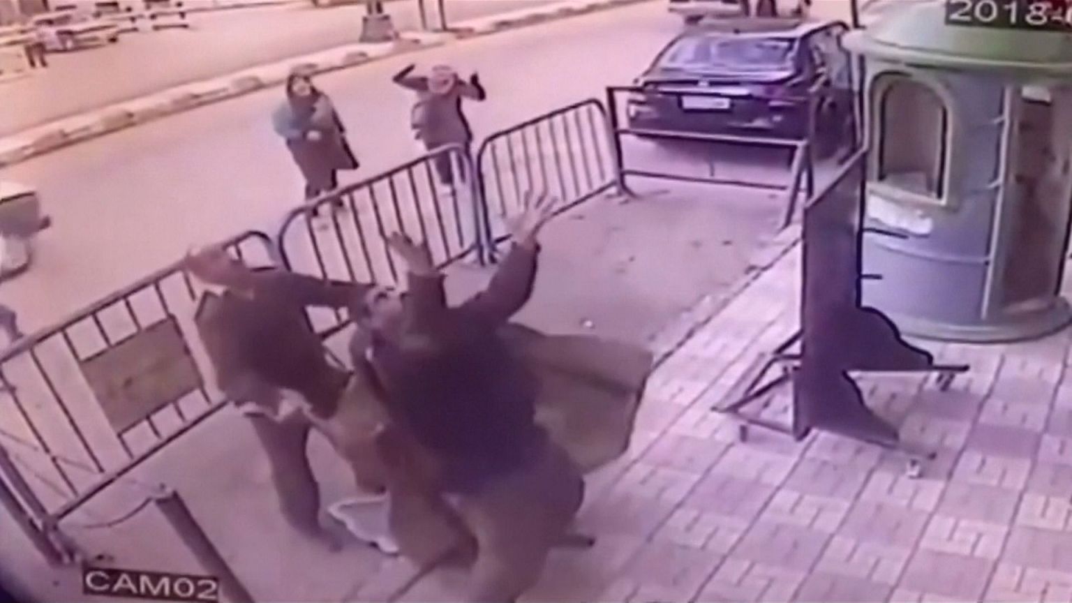 Polícias egípcios salvam criança caída de terceiro andar