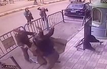 Polícias egípcios salvam criança caída de terceiro andar