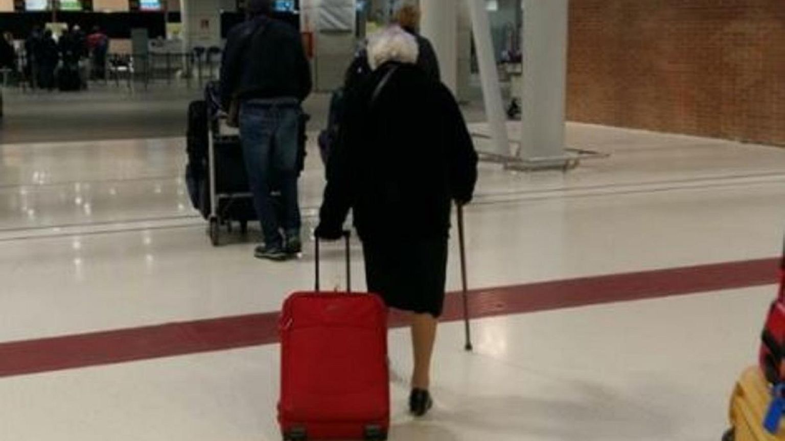 Ένα κορίτσι... 93 ετών από την Ιταλία δίνει μαθήματα αλληλεγγύης