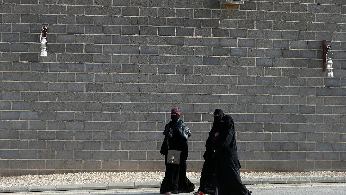 السعودية تسمح للنساء بالانضمام إلى الجيش | Euronews