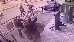 Üçüncü kattan düştü, ucuz kurtuldu