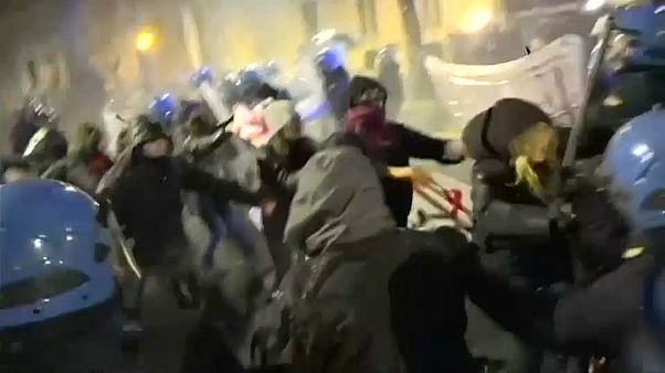 Τορίνο: Συγκρούσεις της αστυνομίας με ακροαριστερούς διαδηλωτές Τορίνο: Συγκρούσεις της αστυνομίας με ακροαριστερούς διαδηλωτές