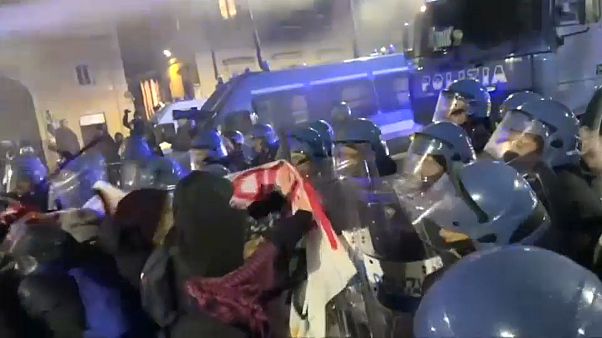 Confrontos entre extrema-esquerda e polícia italiana Confrontos entre extrema-esquerda e polícia italiana