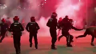 Meghalt egy baszk rendőr a szurkolók összecsapásaiban