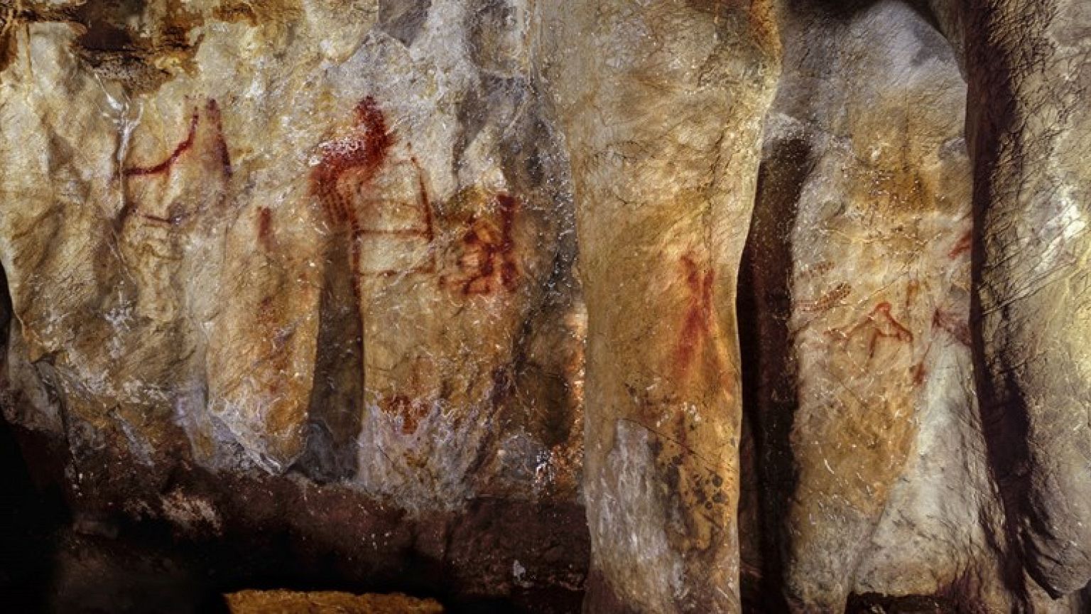 La Pasiega, section C. Cave wall with paintings. 
