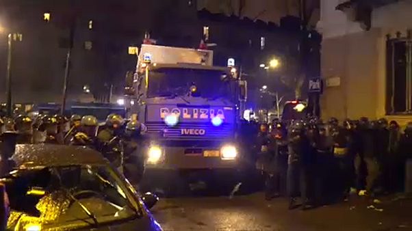 Szélsőbaloldali tüntetők csaptak össze a rendőrökkel Torinóban Szélsőbaloldali tüntetők csaptak össze a rendőrökkel Torinóban