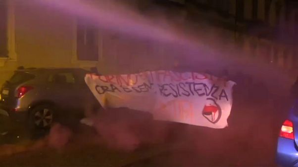 Torino, sinistra radicale contro la manifestazione di Casa Pound: scontri Torino, sinistra radicale contro la manifestazione di Casa Pound: scontri