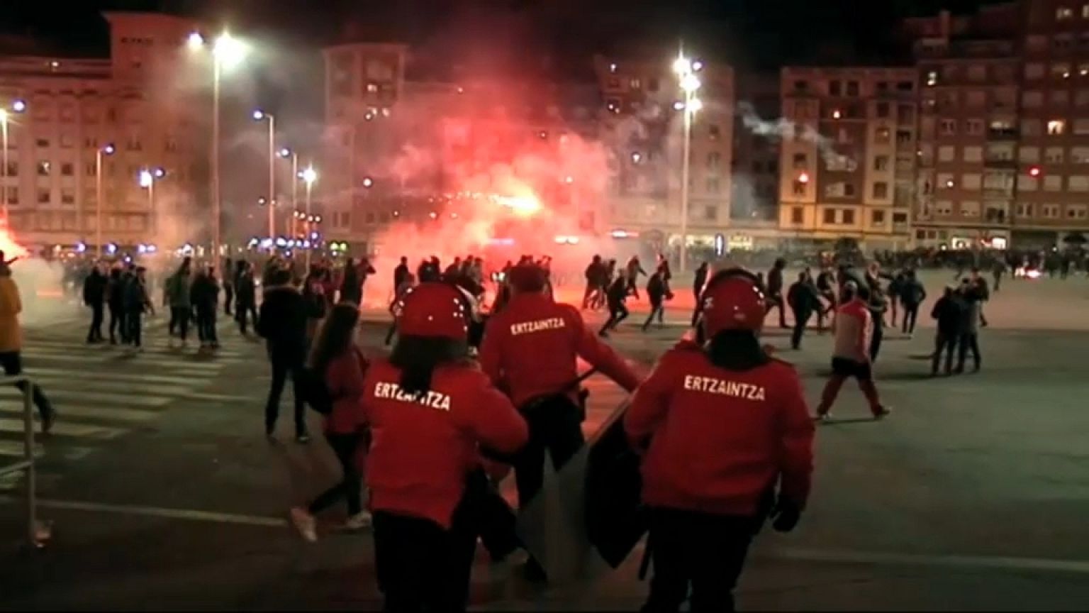Spagna, scontri tra tifosi per la Europa League. Un agente muore d'infarto
