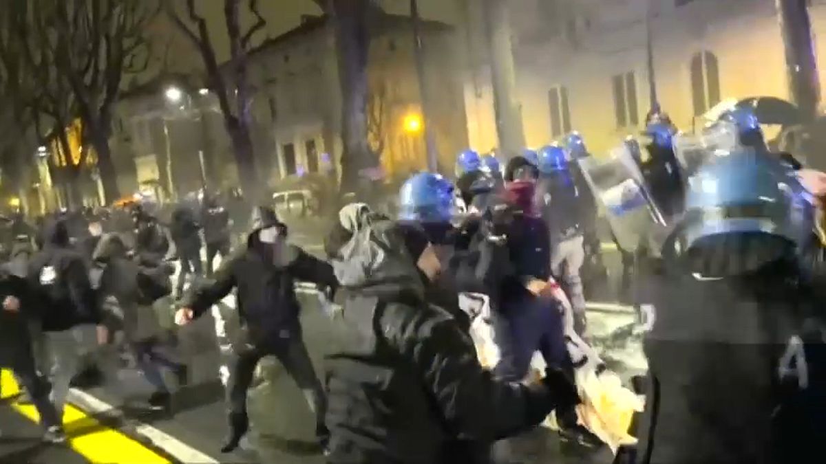 اليساريون يشتبكون مع الشرطة الإيطالية خلال مسيرة مناهضة للفاشيين
