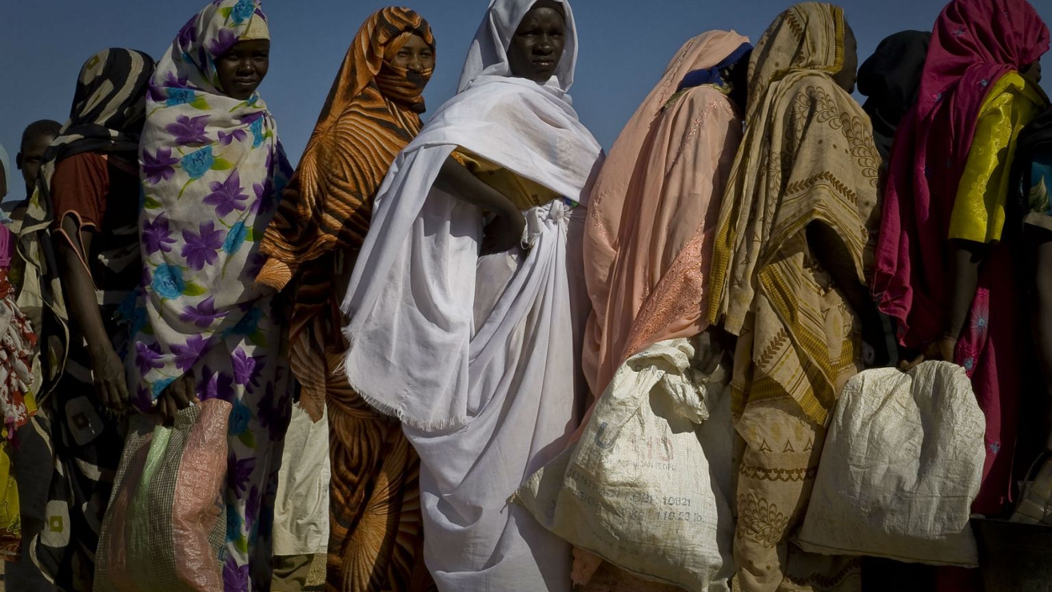 Güney Sudan'da çocuklarının önünde annelerine tecavüz