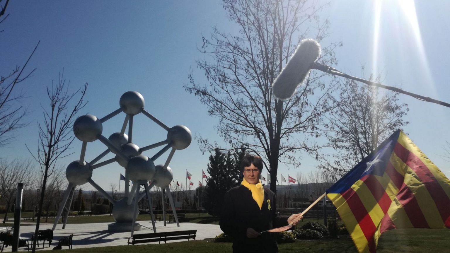 Y Twitter se quedó sin memes: La surrealista "detención de Puigdemont"
