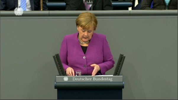 Migranti: Angela Merkel riferisce al Bundestag Migranti: Angela Merkel riferisce al Bundestag