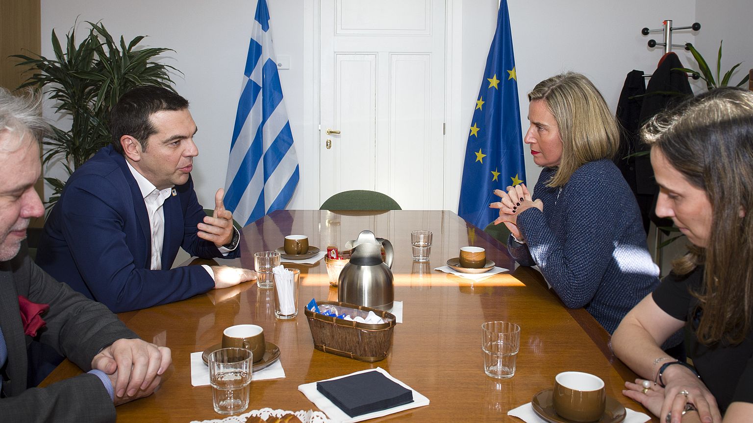 Οι επαφές Τσίπρα για εθνικά θέματα και οικονομία