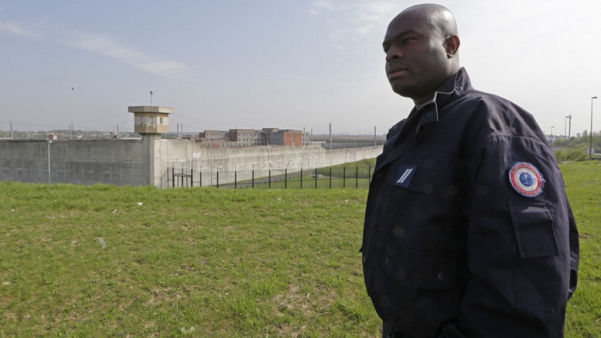 Plano contra radicalização nas prisões francesas 