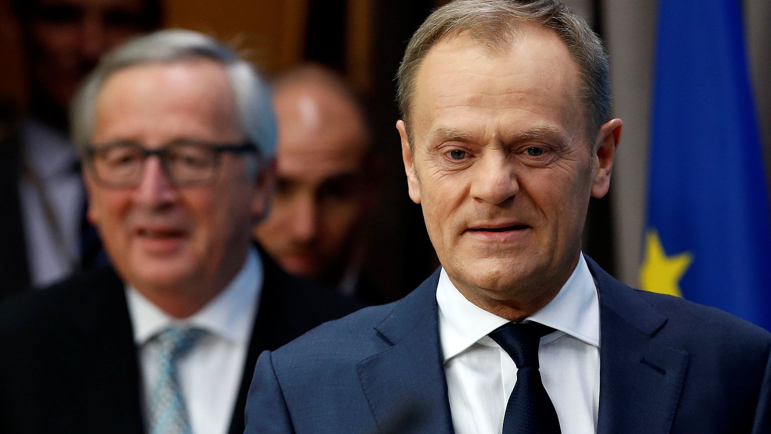 EU-Ratspräsident Tusk (vorne) und EU-Kommissionspräsident Juncker