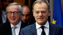 EU-Ratspräsident Tusk (vorne) und EU-Kommissionspräsident Juncker