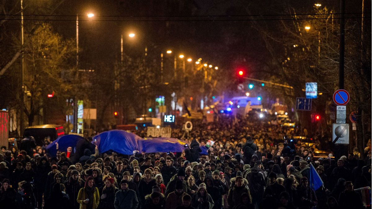 Diákok ezrei tüntettek oktatási reformért Budapesten