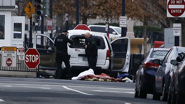 Περίεργο περιστατικό έξω από τον Λευκό Οίκο Περίεργο περιστατικό έξω από τον Λευκό Οίκο