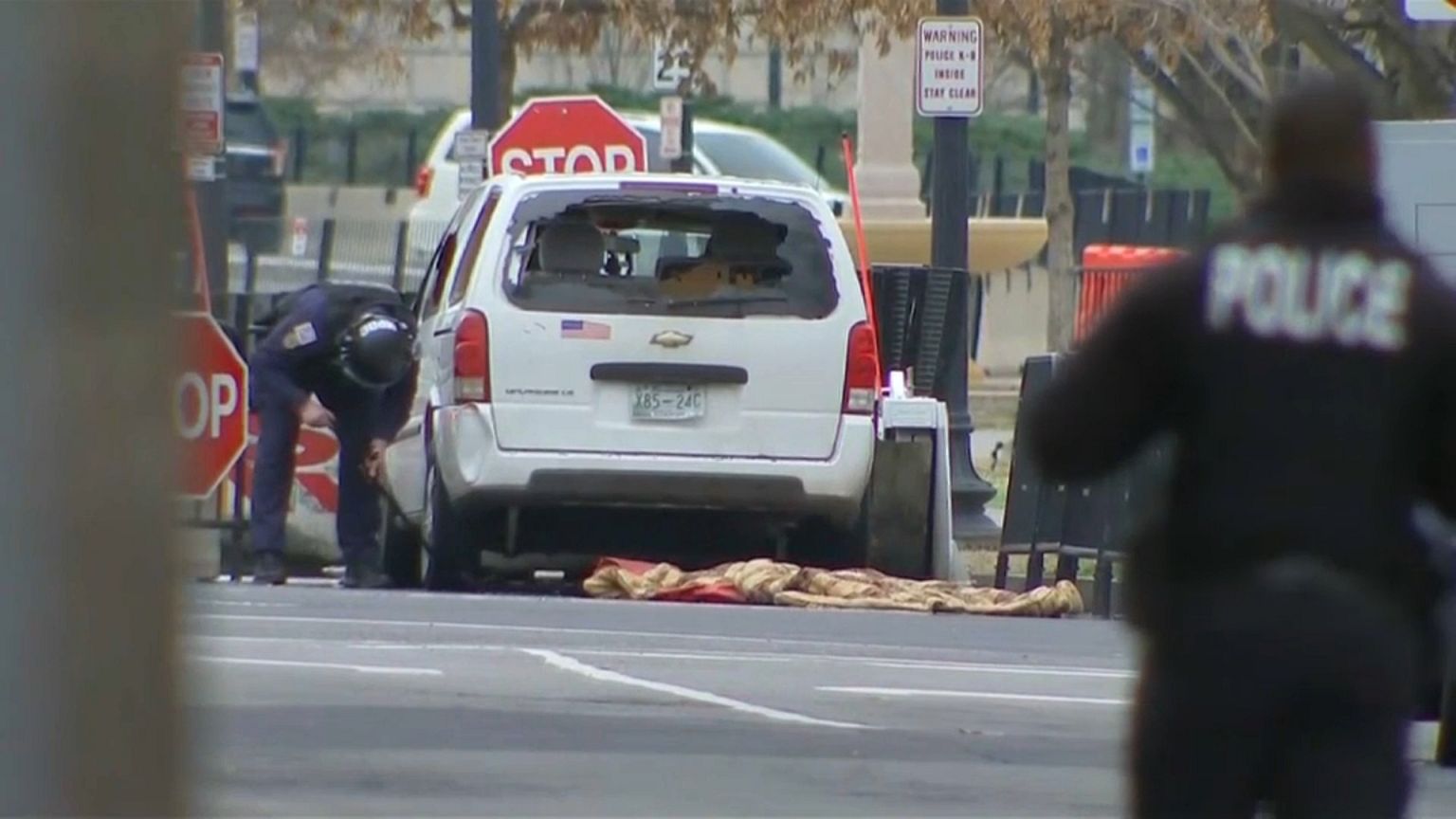Vehicle attempts forced entry at White House