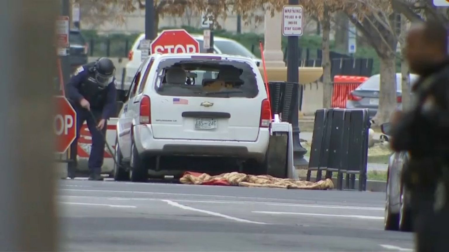 Auto si schianta fuori della Casa Bianca