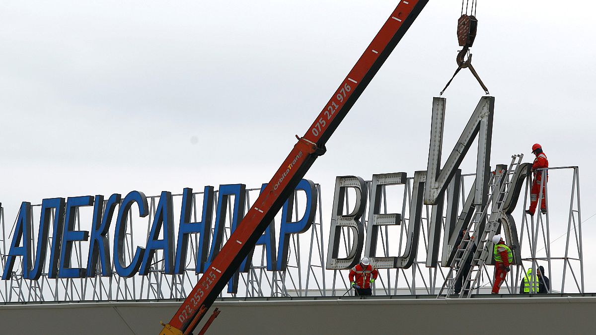 Σκόπια: «Ξηλώνουν» την πινακίδα «Μέγας Αλέξανδρος» από το αεροδρόμιο