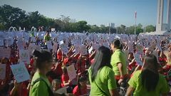 بالفيديو: طلاب يتجمعون لاضخم درس فني بالفلبين
