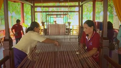 كمبوديا: العمل على حياكة أطول وشاح في العالم