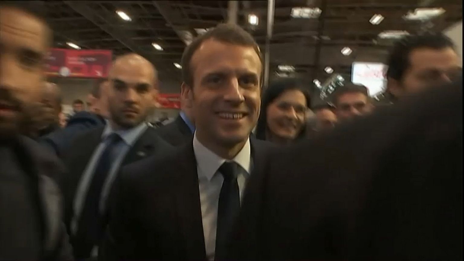 Macron fischiato da agricoltori e allevatori