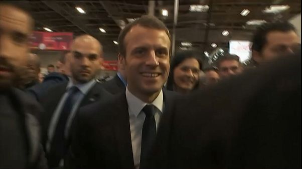 Macron fischiato da agricoltori e allevatori Macron fischiato da agricoltori e allevatori
