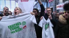 Farmers give Macron rough ride at trade fair     