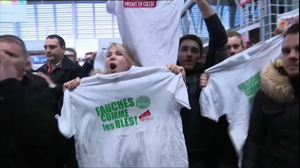 Französische Landwirte buhen Macron aus Französische Landwirte buhen Macron aus