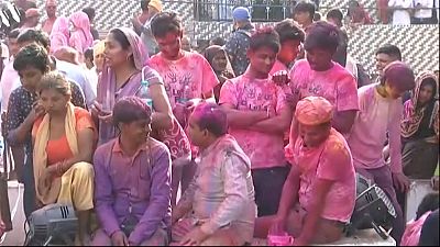 الهندوس يحتفلون بعيد "هولي"