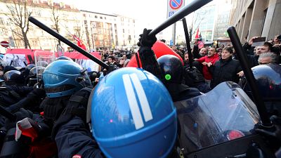 Confrontos entre polícia e manifestantes em Itália