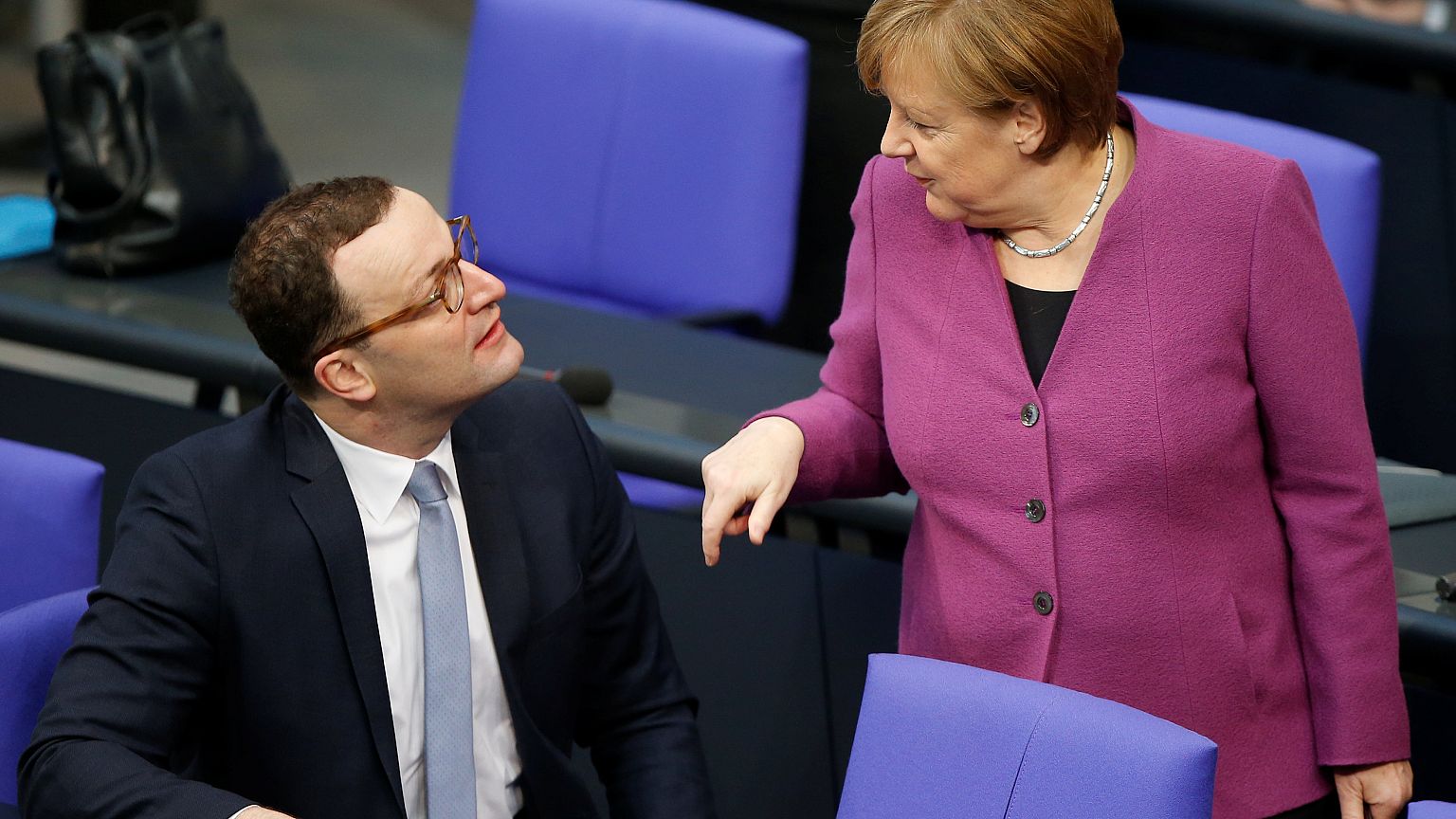 Warum soll Merkel-Kritiker Spahn (37) ins Kabinett?