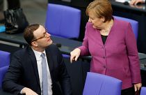 Warum soll Merkel-Kritiker Spahn (37) ins Kabinett?