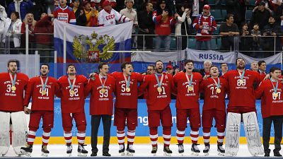 Atletas russos decidem cantar o hino apesar das restrições do Comité