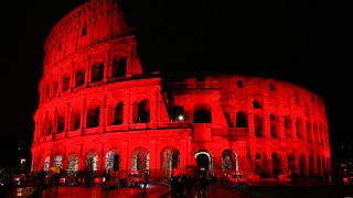 Rom: Kolosseum blutrot wegen Christenverfolgung