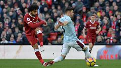 صحيفة بريطانية: محمد صلاح بموهبته يزيل الحواجز الدينية