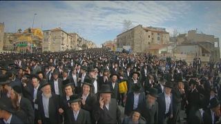 آلاف اليهود المتشددين يتجمعون لوداع أويرباخ أحد أكبر معارضي التجنيد
