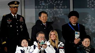 Filha de Donald Trump e general Kim Yong-chol atrás de Moon Jae-in
