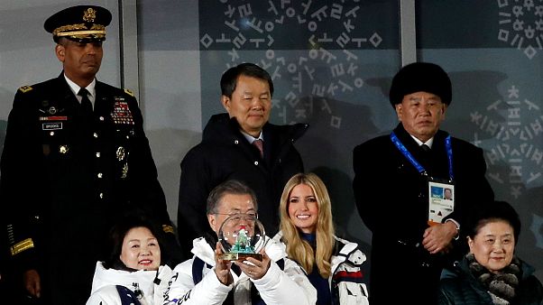 Filha de Donald Trump e general Kim Yong-chol atrás de Moon Jae-in Filha de Donald Trump e general Kim Yong-chol atrás de Moon Jae-in