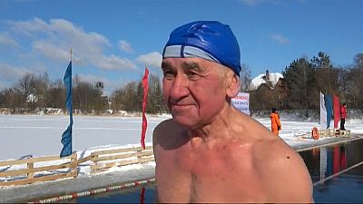 شاهد: منافسات في روسيا للسباحة في برودة تبلغ 10 درجات تحت الصفر