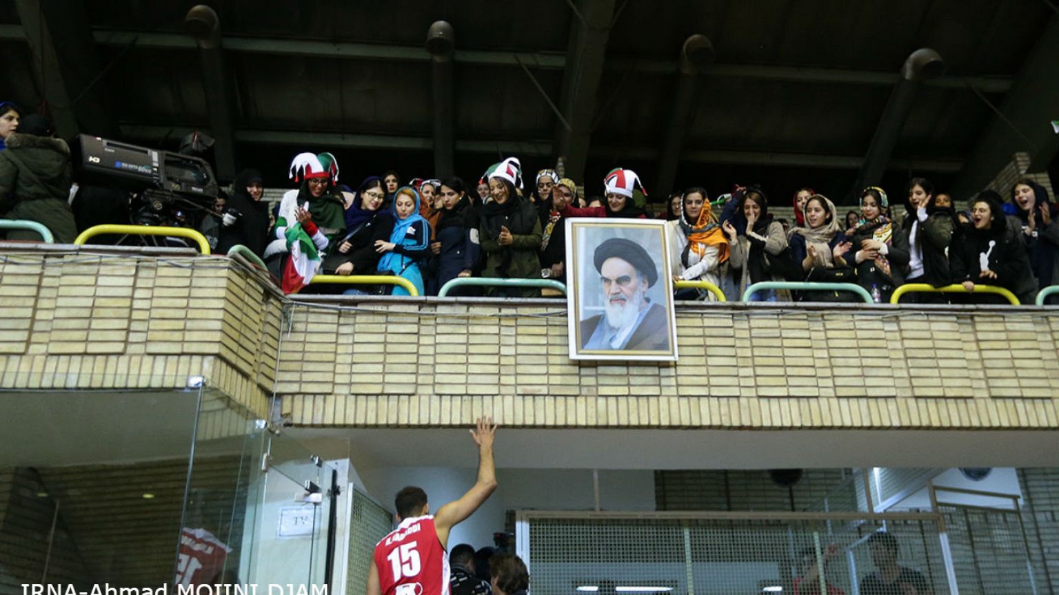 گزارش تصویری: زنان ایرانی به استادیوم سرپوشیده آزادی رفتند