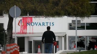 Korruptionsvorwurf: Griechische Aktivisten demolieren Novartis-Gebäude