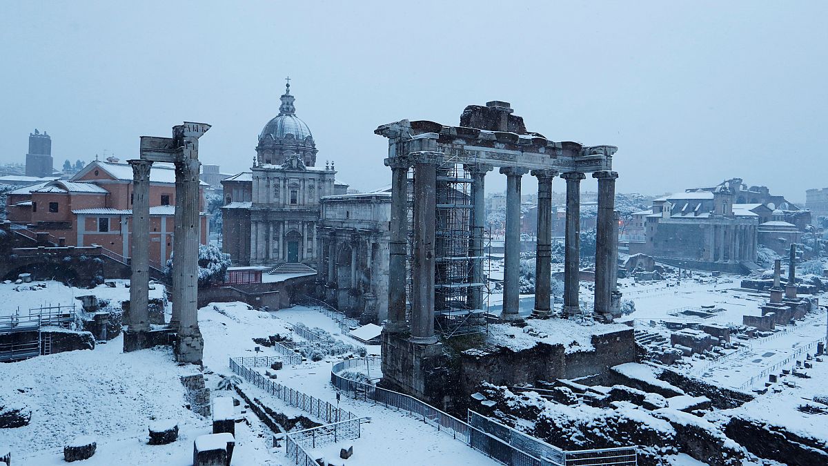 Megbénította a havazás Rómát