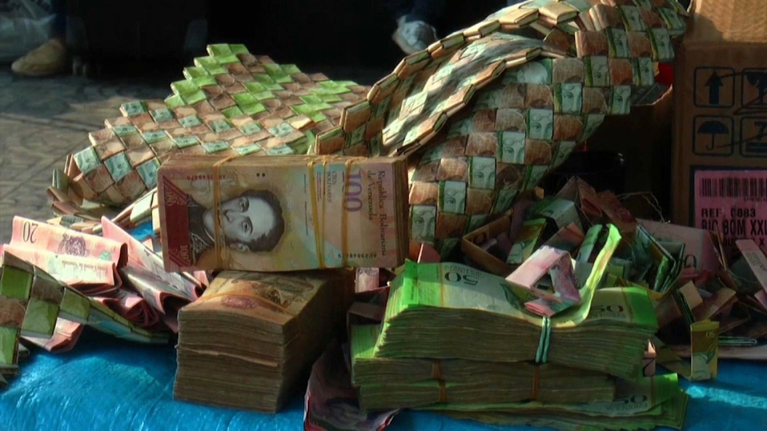 Billetes convertidos en bolsos