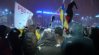 Romanya'da onbinler yolsuzluklara karşı sokakta