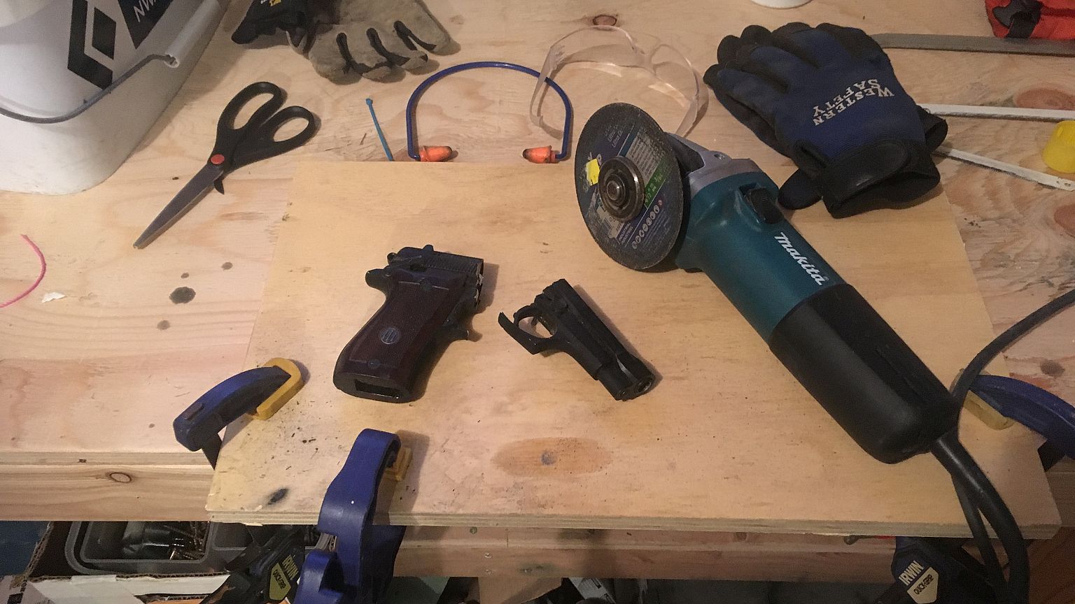 #oneless, le mouvement qui appelle à détruire ses armes